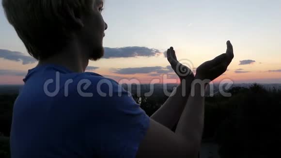阿尔蒂人手里拿着太阳太阳落山在基辅视频的预览图