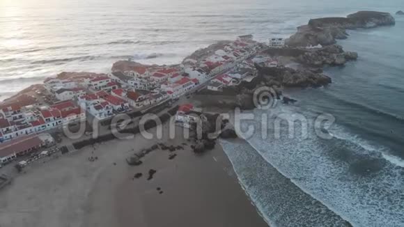 葡萄牙佩尼基城市全景从无人机上射击视频的预览图