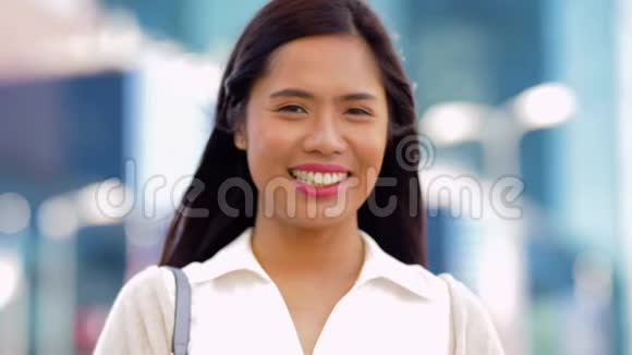 城市中快乐微笑的亚洲女人画像视频的预览图