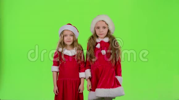 两个孩子的女孩发誓和争论他们穿着五颜六色的服装绿色屏幕慢动作视频的预览图