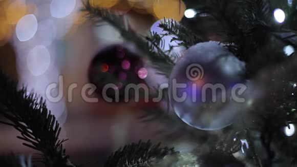 圣诞树的金波克效应对背景的影响视频的预览图