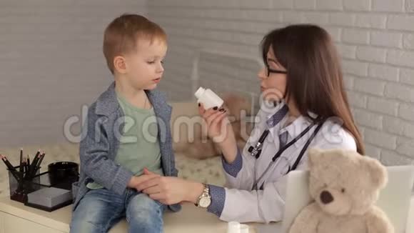 孩子们在医生的接待处医生在医院检查一个孩子视频的预览图