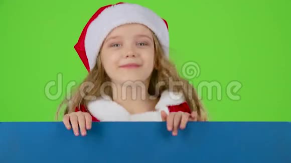 圣诞老人助手从蓝色的木板后面往外看眨了眨眼绿色屏幕视频的预览图