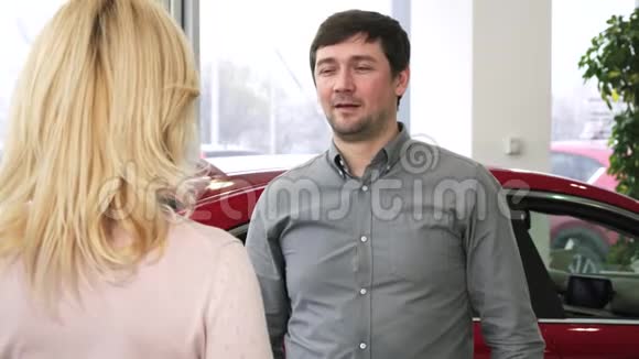 快乐的成熟男人把车钥匙交给他心爱的妻子视频的预览图