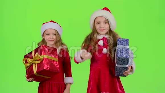 圣诞老人助手拿着礼物的盒子竖起大拇指绿色屏幕视频的预览图
