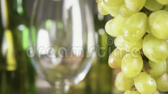 慢镜头前的一串葡萄把酒倒进杯子里视频的预览图