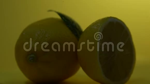 新鲜柠檬水果宏观景观柠檬酸清爽柠檬水成分饮食视频的预览图