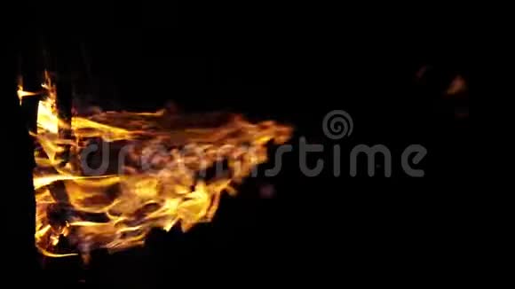 篝火篝火火焰肯尼亚马赛马拉公园的露营地垂直视频慢动作视频的预览图
