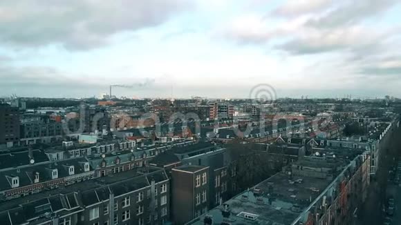 荷兰阿姆斯特丹屋顶的鸟瞰图视频的预览图