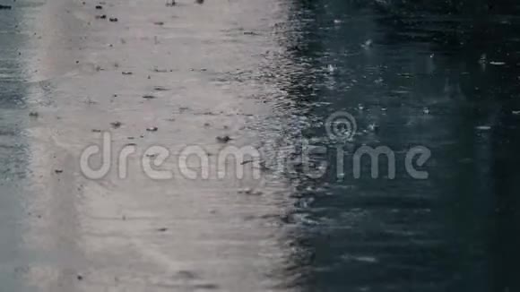 4K确定雨水落在路面上视频的预览图