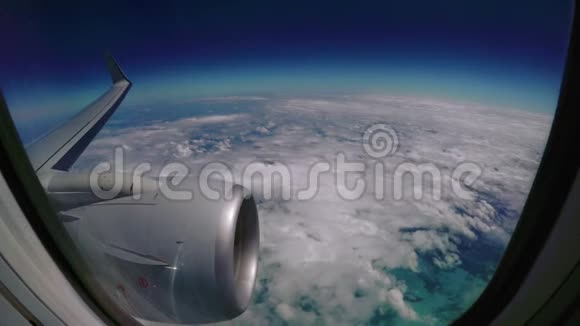 在飘浮的云上飞行时从飞机窗口观看视频的预览图