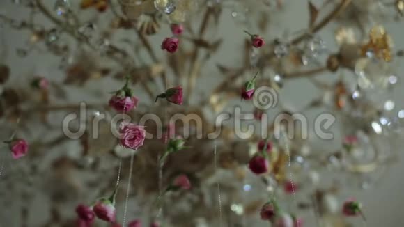 老式台灯花装饰婚礼桌为新娘Bijouterie丝带缎子装饰视频的预览图