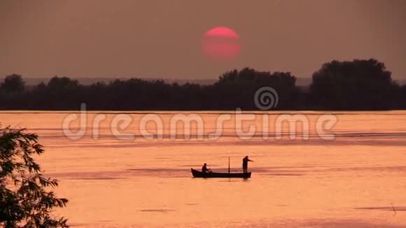 日落时分渔民在湖中撒网视频的预览图