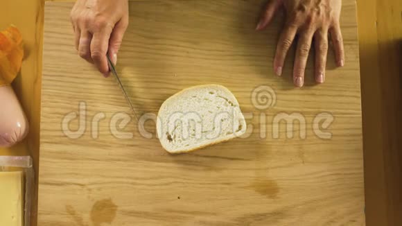 馅饼铺在一块面包上视频的预览图