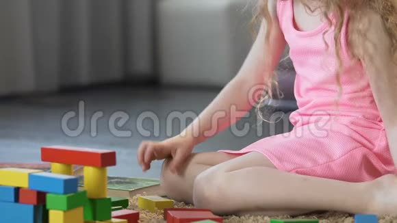 早期教育聪明的女孩子在家玩玩具积木童年视频的预览图