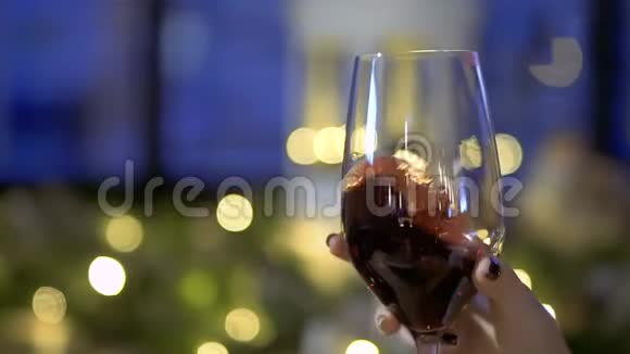 布鲁内特用玻璃杯慢慢地摇晃葡萄酒视频的预览图