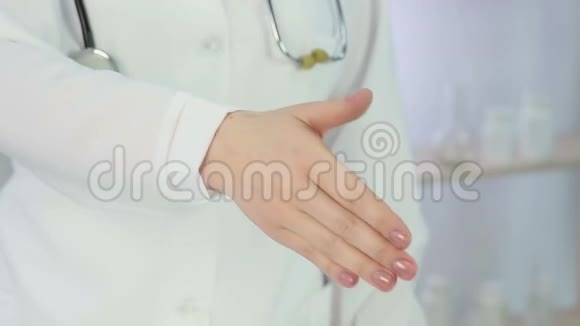 感恩的病人和合格的医生握手诊所的医疗服务视频的预览图