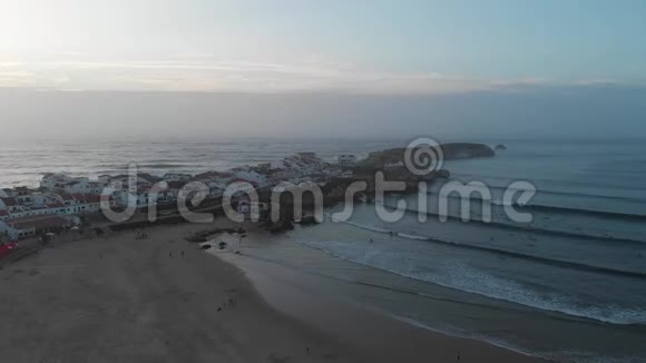 葡萄牙佩尼基城市全景从无人机上射击视频的预览图