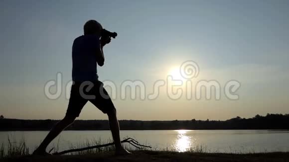 太阳落山时摄影师在湖面上拍摄了一条灿烂的太阳道视频的预览图