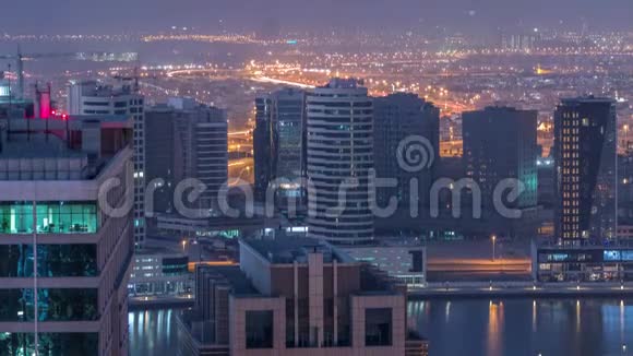 迪拜大城市黎明从夜间到早晨过渡空中时间视频的预览图