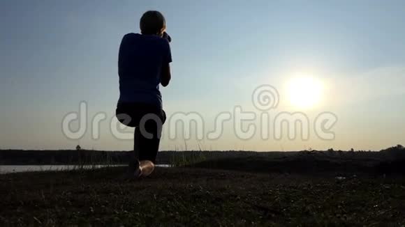 摄影师拍摄了一条美丽的太阳小径在斯洛文尼亚的夕阳下的湖面上视频的预览图