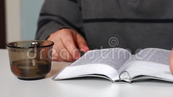 人读圣经做书签合上书视频的预览图