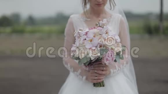 新娘手中的婚礼花束结婚纪念日参与视频的预览图