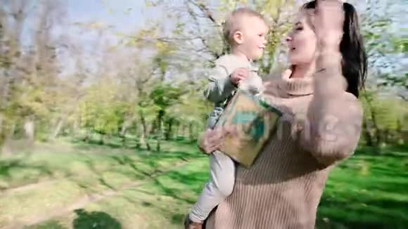 年轻的母亲和她的小男孩在秋天公园玩得很开心视频的预览图