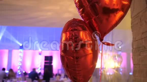 红球在喜庆的宴会上以心形特写背景被洗掉视频的预览图