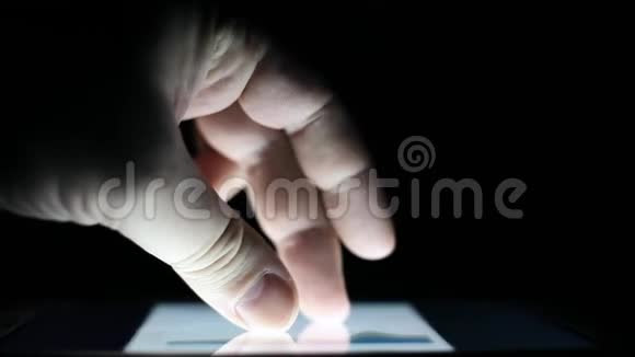 手指触摸平板电脑触摸屏特写镜头视频的预览图