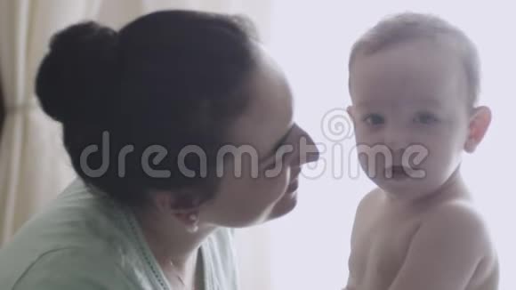 母亲在腹部亲吻婴儿视频的预览图