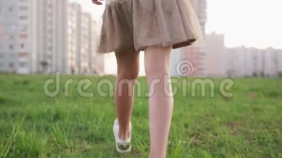 夏天小女孩在城市草坪上奔跑视频的预览图