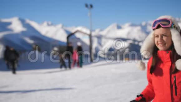 疲惫而快乐的女子滑雪者在滑雪场欣赏美丽的冬季景观视频的预览图