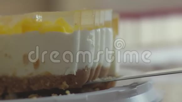 一道漂亮的茶甜点上面覆盖着透明的釉上面有一些水果带有奶油的美味桃子蛋糕视频的预览图