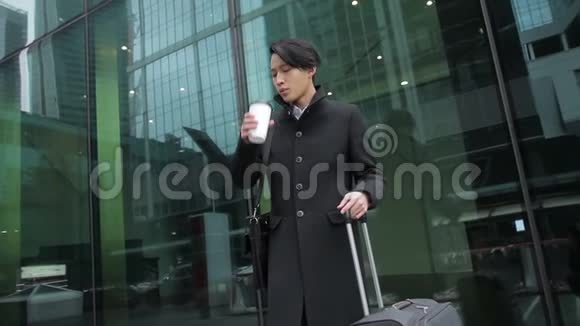 韩国男子站在机场附近喝咖啡视频的预览图