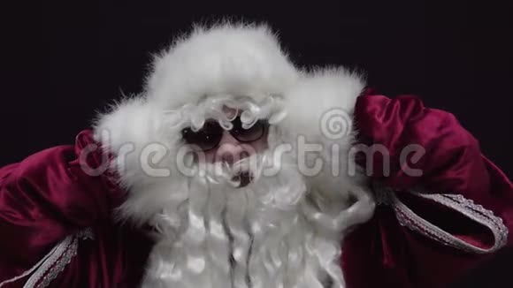 圣诞老人在黑色背景下担心和尖叫视频的预览图