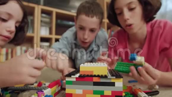 三个孩子在家玩乐高积木视频的预览图