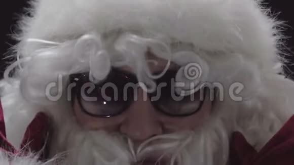 圣诞老人打开了他的脸视频的预览图