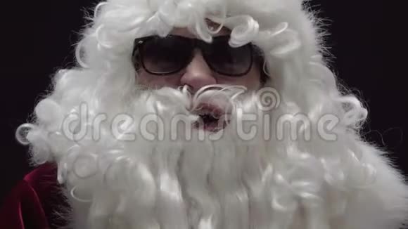 快乐的圣诞老人在黑色背景下笑肖像视频的预览图