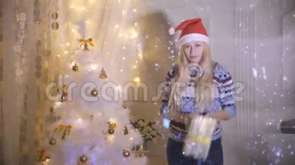 一个年轻的女人拿着圣诞礼物跳舞视频的预览图