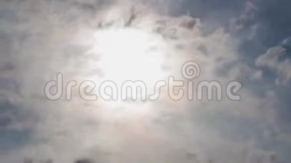 白雪皑皑的云浮在天空下视频的预览图