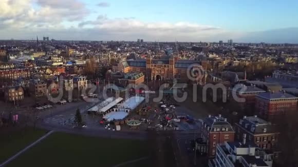 荷兰阿姆斯特丹城市景观的空中上升镜头视频的预览图