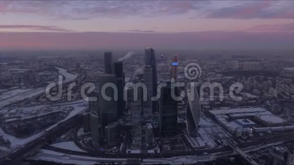 日落夜光莫斯科市交通环路空中视频的预览图