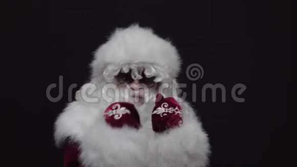 戴着圣诞帽的圣诞老人站在一个保护姿势上视频的预览图