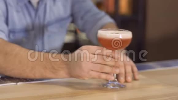 酒吧老板给酒吧里的女人提供鸡尾酒视频的预览图