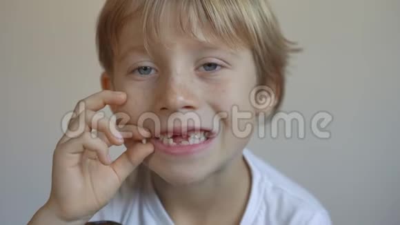 小男孩显示他的一些乳齿脱落了儿童牙齿变化的概念视频的预览图