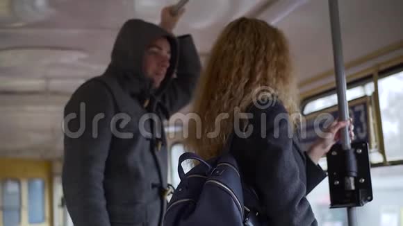 小偷在电车或公共汽车上从女人手提包偷电话视频的预览图