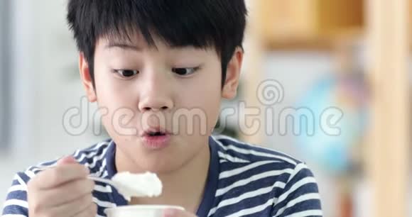 快乐的亚洲青少年男孩喜欢吃冰淇淋和微笑的脸视频的预览图