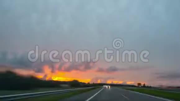在日落后景延时的道路上骑行视频的预览图