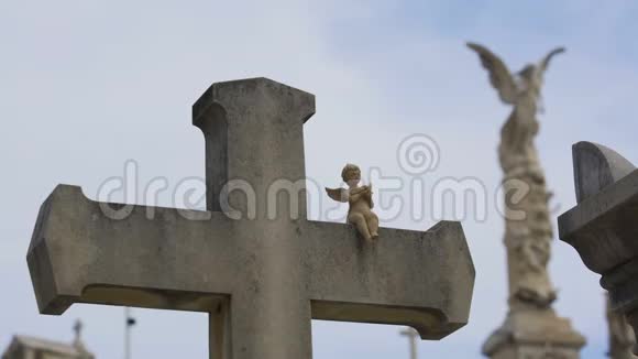 法国尼斯夏多公墓的老石十字架和小天使雕塑视频的预览图